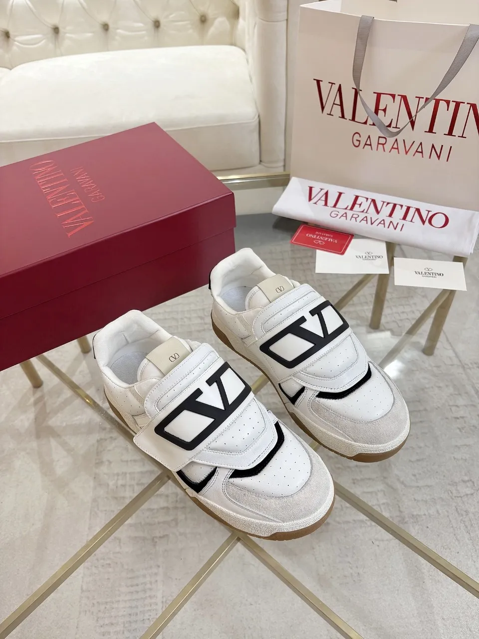 👟👟Ex-factory price 640👟👟 🔺Valentino🔺 Valentino casual shoes! Top version!  Purchase the original version and develop it 1:1! Lasting technology, classic splicing, fashionable and versatile, 🎁Full set of packaging at the same time at the counter. Fabric: customized cowhide + super soft sheepskin + mercerized cow suede. Lining: original double-sided velvet + breathable mesh. Outsole: original TPU material outsole, non-slip and wear-resistant. Code number: men 39~46